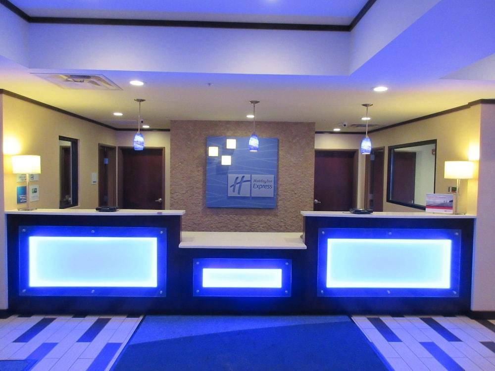Holiday Inn Express & Suites Butler By Ihg Exterior foto